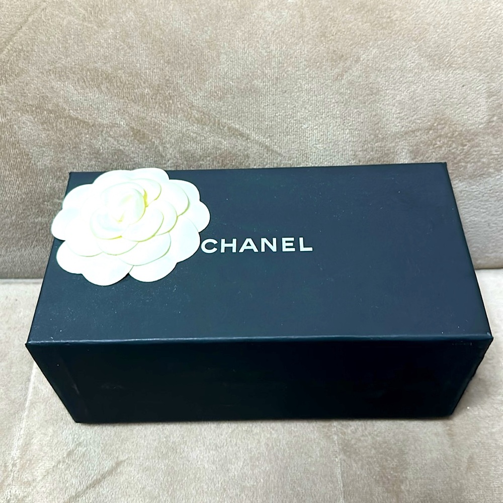 Chanel Gift Box - Picture 5 of 5